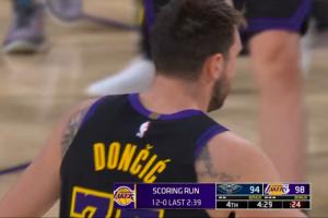 来了！里夫斯追身三分&东契奇抛射 湖人轰12-0攻击波反超鹈鹕4分