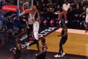 球场华尔兹！文班背对篮筐接瓦塞尔长传 轻松转身360度拧麻花背扣