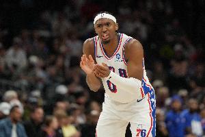 尽力追分！马克西半场13中5拿到15分&先发唯一得分上双 三分4中2