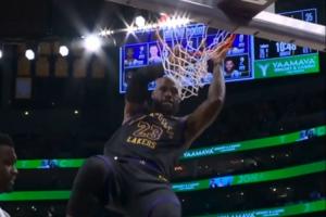 斯玛特快攻假传晃倒詹姆斯？不要紧！后者赶忙起身仍献暴扣2+1