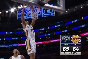 失误有点多！詹姆斯传球又被抢断 墨菲反击暴扣反超打停湖人