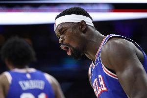 用力过猛！博纳撞翻文班被吹进攻犯规 76人挑战失败