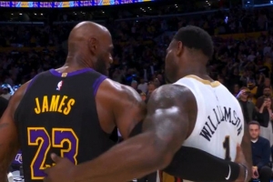 两代天骄！詹姆斯赛后和锡安拥抱致意 两人还聊了几句