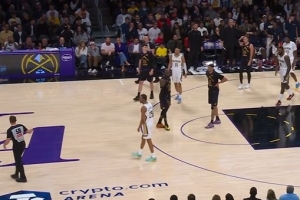 不满意！墨菲抱怨判罚也被吹技犯 肯纳德笑纳1分