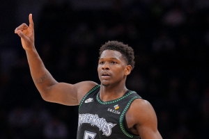 攻防俱佳！爱德华兹半场13中8&三分5中3 砍下21分并有4次抢断