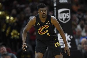 这是有射程的！拖布外线迎着防守强行出手打成3+1