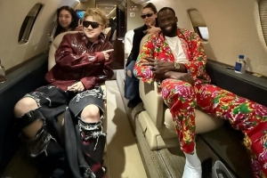 跨界同框！中国说唱歌手王以太晒自己与“大花袄”追梦合影