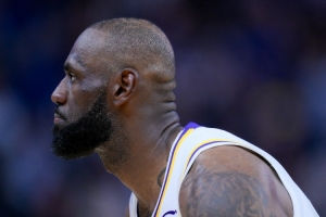 苏群：我认为詹姆斯今夏留湖人可能性很小 所幸和库里&追梦大团圆