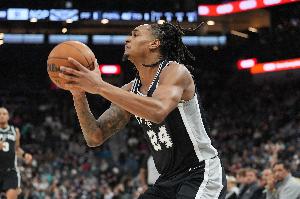 三分很哇塞！瓦塞尔上半场7中4得到13分3板2助 三分5中3