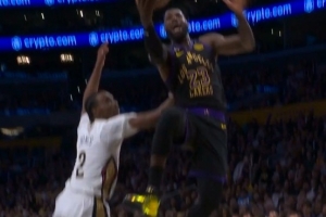 没加罚！詹姆斯反击快下被拉拽仍然上篮打中 裁判没有表示