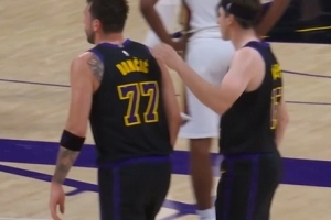 血亏！东契奇罚球抱怨小乔丹提前进线 自己反被吹技犯