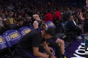 不在状态！里夫斯强攻被帽&4投0中 湖人挑战成功拿回球权