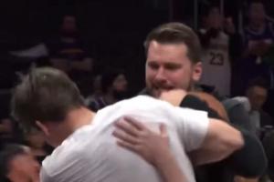 乐！东契奇熊抱袭击里夫斯 后者舞起软棒与工作人员双人合揍反击