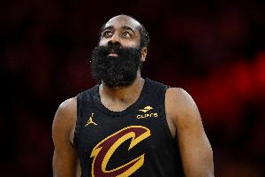 高难度！哈登持球强攻 节奏变化甩开坎宁安打板命中关键2分