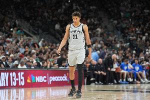 进步明显！卡特·布莱恩特上半场5中3得到8分4板1助 三分4中2