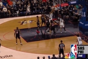 不要太轻松！卡斯尔借掩护突破抛传 文班随便空接双手暴扣