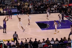 拆弹成功！威少弧顶接球直接拔起轰进超远压哨三分球