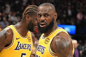 湖记：詹姆斯给艾顿喂了几个饼了 但后者始终无法完成终结