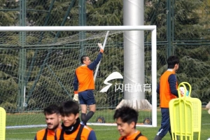 鲁媒报泰山赛前官训：王大雷脏辫新造型吸睛、五外援均现身训练场