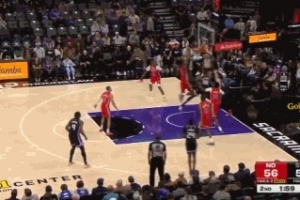 南村群童欺我老无力！威少单挑米西上篮被后者钉板大帽