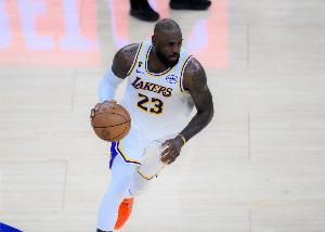 詹姆斯：我左肘的伤势比“麻筋”更严重 看未来几天感觉再评估