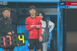 蓉城生涯首秀！贺一然第69分钟替补登场，换下王东升