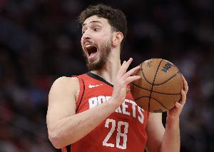 媒体人：申京明明有能力打好比赛 但有一大部分比赛就是吊儿郎当