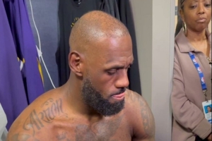 赛后冰敷左肘！詹姆斯：希望明天醒来后感觉不会恶化 能好转最好