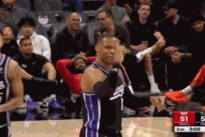 放我是吧？威少弧顶接球命中打板三分球 兴奋庆祝