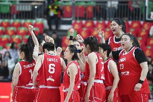 豪华内线！张子宇+刘禹彤半场合计8投7中 合砍17分5篮板