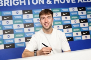 已出战70场，布莱顿官方：续约20岁中场多面手欣谢尔伍德至2029年