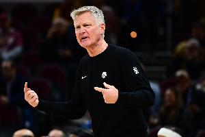 末节一度上了三个双向！科尔：主力要休息 我们不怕派任何人上场