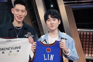 跨界联动！林书豪和滔搏战队AD选手JackeyLove交换队服