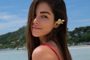 每体：特狮给女友送礼疑似庆祝1周年 说明他官宣离婚前就与她拍拖