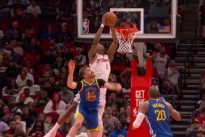 空中作业！申京送抛传 阿门力压斯潘塞双手隔扣