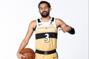 欢迎回来！吹杨奇才首秀 首节出战不到8分钟拿到2分1板2助