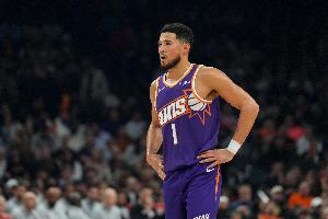 关键三分难阻球队失利！布克21中9拿下27分6板2助2断1帽 4次失误