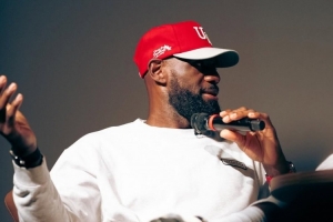 詹姆斯：高二时打橡树山NBA球探考察对面球员 但离场时都在谈论我