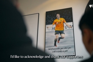 狼队纪念若塔的艺术品揭幕，用球迷献花制成的墨水绘制而成