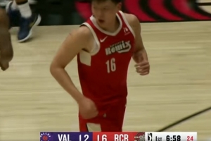 很自信！杨瀚森高位拿球 果断出手中投稳稳命中