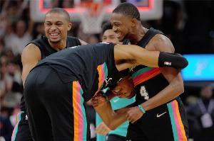 文班赛后泪崩~马刺众将安慰：哭什么兄弟？我们赢了！开心点~