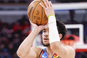 戴格诺特：麦凯恩的中距离体现了其能力 他能冲击篮下对抗后出手