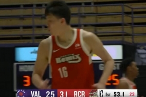 抖擞精神！杨瀚森三分线外架好炮台坚决出手 皮球空心入网