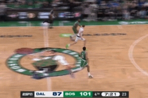 连线没成！杰伦·布朗助攻塔图姆空接不中 随后自己补篮得手