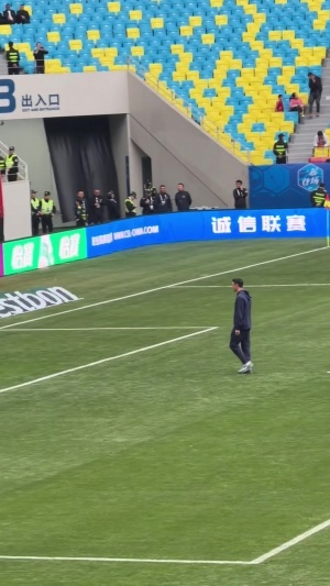 再见已是对手！周定洋前往蓉城北看台致意，得到一半嘘声一半掌声