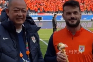 中超首轮赛前，泰山俱乐部董事长吴志东为瓦科颁发最佳球员奖项