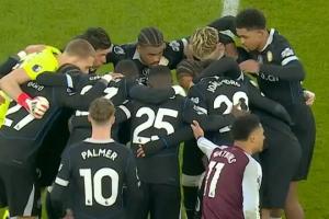 整活维拉开球前切尔西众将将球团团围住，解说直呼很荒唐