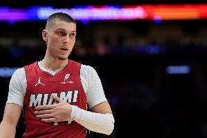 斯波：希罗这场表现太出色了 真希望他能拿到三双的