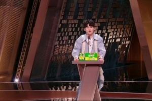 JackeyLove：林书豪总跟周杰伦打篮球当然不好玩了 游戏赢才好玩