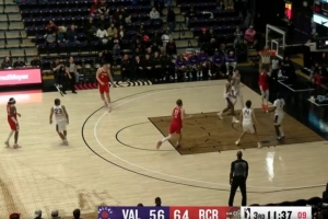 还是要支配球！杨瀚森高位击地妙传队友切入上篮得分